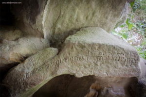 La Grotte des Naïades - ukiran tulisan di batu dalam goa