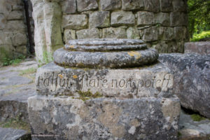 Le Temple de la Philosophie moderne - terdapat tulisan di salah satu batu