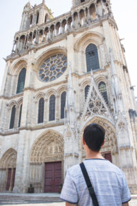 Di depan katedral Mantes La Jolie