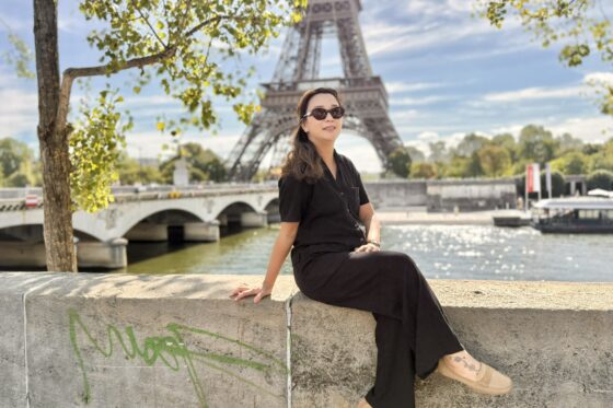 Cuaca Paris musim panas cerah dekat Menara Eiffel