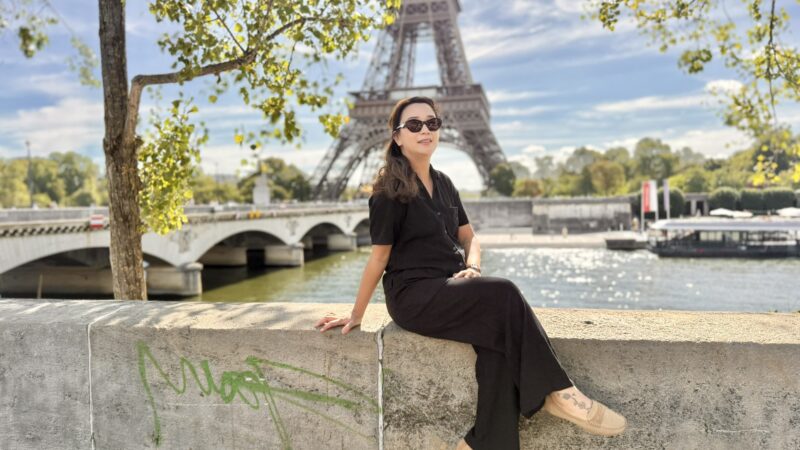 Cuaca Paris musim panas cerah dekat Menara Eiffel